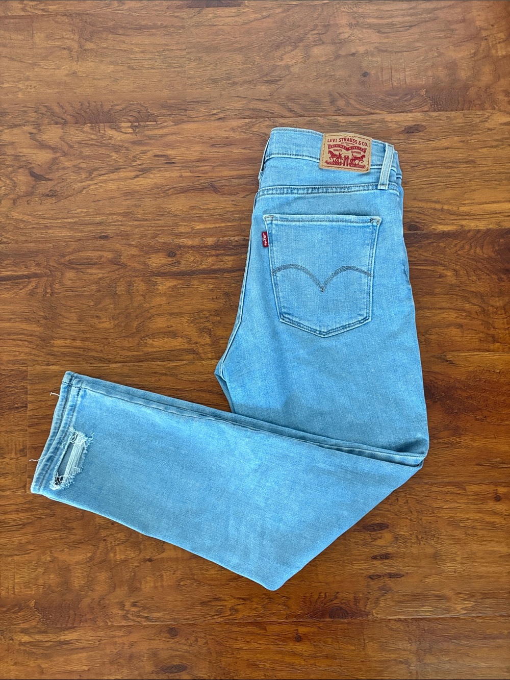 Levi's Women’s High Rise Straight Crop Jeans with Red Tab. Size 27